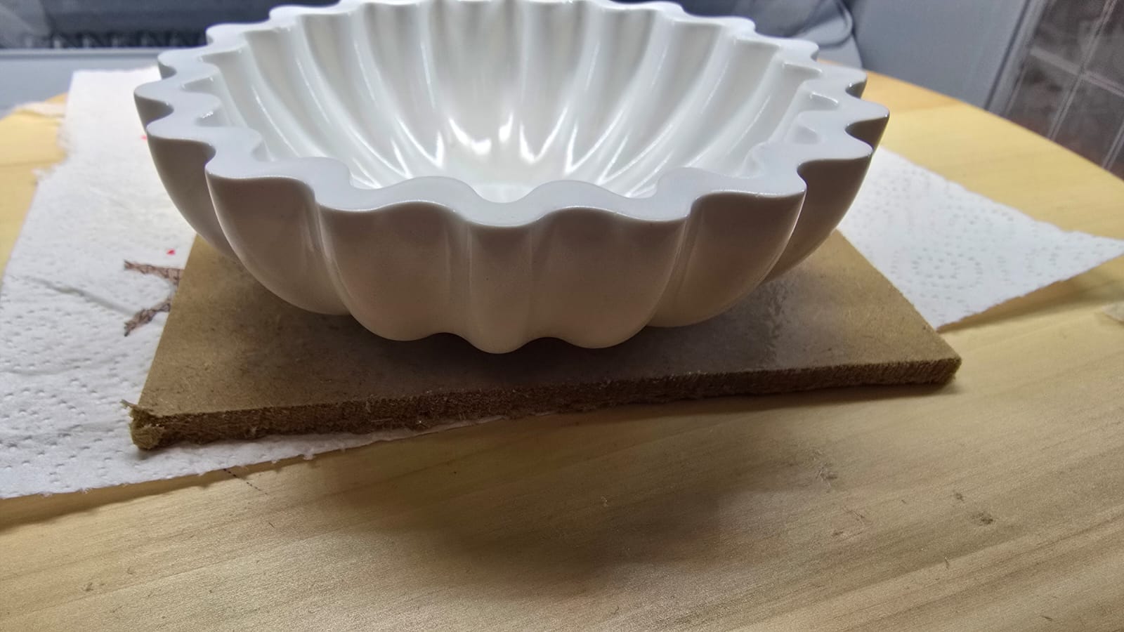Biela nádoba po finálnom lakovaní — detailný pohľad na povrch